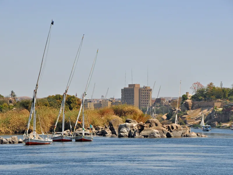 المراكب الشراعية في نيل أسوان — مصر